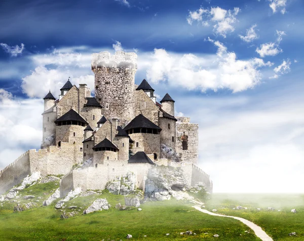 Castillo de fantasía con nubes . — Foto de Stock