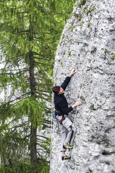 Rock climber in natural environment. — Stock Photo, Image
