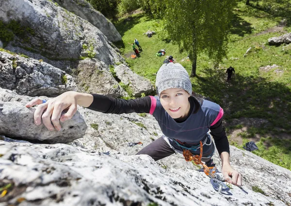 Šťastná žena lezení rock, aktivní dovolená. — Stock fotografie