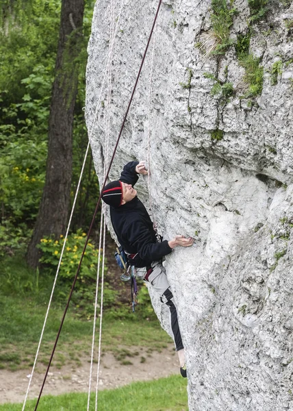 Hombre escalando pared rocosa . —  Fotos de Stock