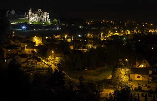 Schloss in ogrodzieniec bei Nacht, Polen. — Stockfoto