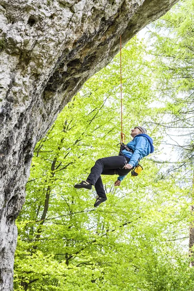 Mujer escaladora, mujer escalando roca . — Foto de Stock