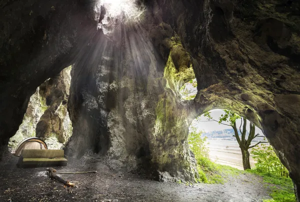 Kanepe, çadır ve yangın yeri, dağlar Polonya ile ilginç mağara. — Stok fotoğraf