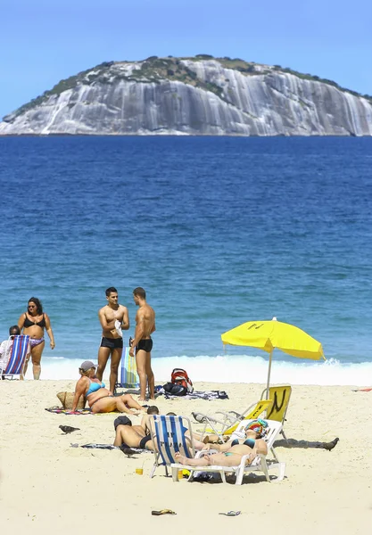 Praia de Copacabana no dia de verão . — Fotografia de Stock