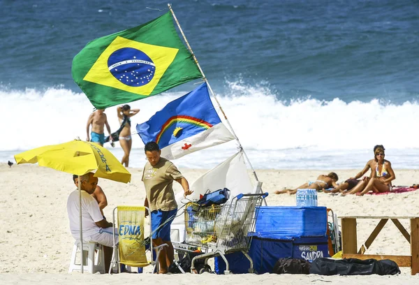 Praia de Copacabana no dia de verão, vendedores e banhistas . — Fotografia de Stock