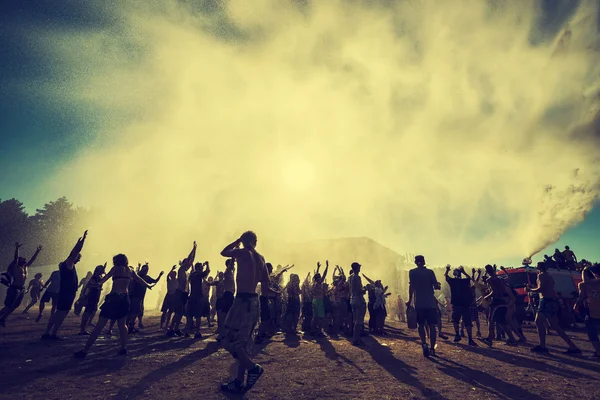 Άνθρωποι στο Φεστιβάλ του Woodstock, μεγαλύτερο φεστιβάλ μουσικής ροκ καλοκαίρι ανοιχτό αέρα στην Ευρώπη. — Φωτογραφία Αρχείου