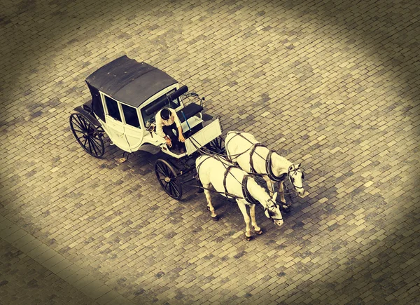 Paard en wagen wachten op toeristen in Praag, vintage stijl. — Stockfoto