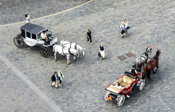 Vista aérea de carruajes de caballos y turistas en el casco antiguo de Praga . — Foto de Stock