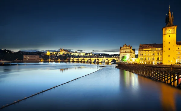 Most Karola w nocy, Praga, Czechy — Zdjęcie stockowe