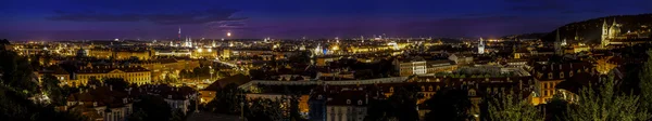 Praga przez noc, panoramiczny widok na miasto. — Zdjęcie stockowe