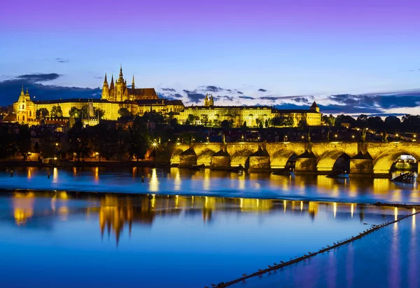 Prag Kalesi ve köprü gün batımında, Çek Cumhuriyeti. — Stok fotoğraf