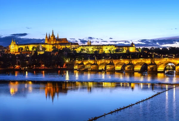 Prag Kalesi ve köprü gün batımında, Çek Cumhuriyeti. — Stok fotoğraf