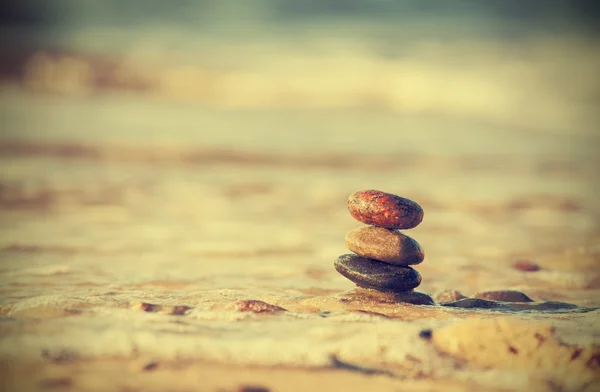 Винтажное изображение камней на пляже в стиле ретро хипстера, Zen spa co — стоковое фото