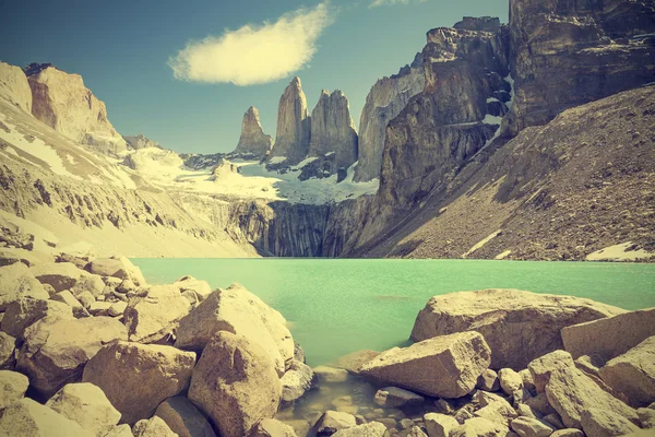 Torres del Paine montanhas e lago no Chile, Patagônia, vintage — Fotografia de Stock