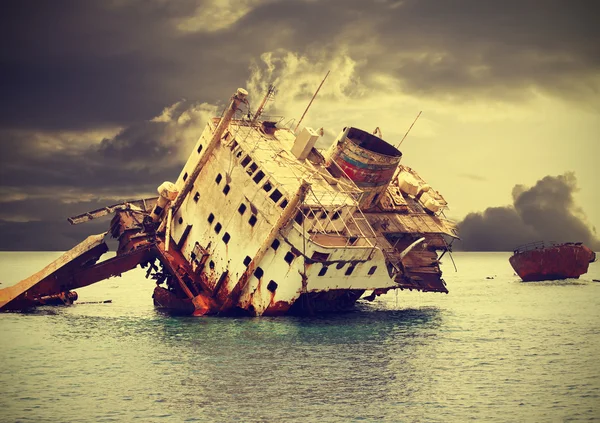 Das gesunkene Schiffswrack am Riff, Ägypten, Vintage Retro gefiltert. — Stockfoto