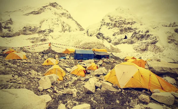 Tendas no Everest Base Camp em dia nublado, Nepal, efeito vintage . — Fotografia de Stock