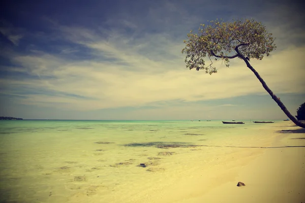 Пляж с голубым небом, винтажный стиль Instagram ретро . — стоковое фото