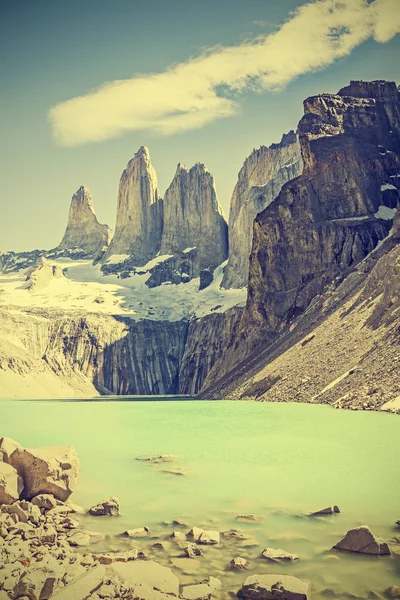 Torres del paine dağ ve göl, Şili, retro vintage filtresi — Stok fotoğraf