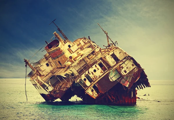 The sunken shipwreck on the reef, Egypt, vintage retro filtered. — Stock Photo, Image