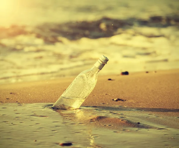 Botella en agua al atardecer, efecto vintage retro instagram . — Foto de Stock