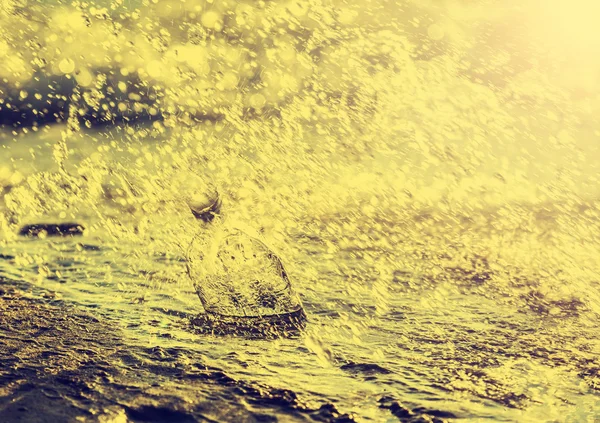 Μπουκάλι με νερό που πέφτει στην παραλία, στο instagram ρετρό vintage αποτέλεσμα — Φωτογραφία Αρχείου