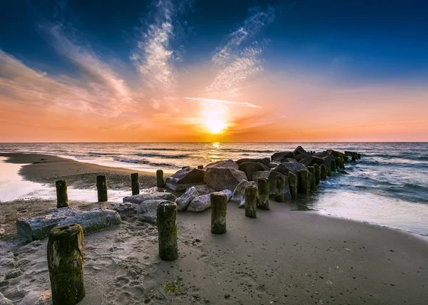 Pôr do sol na praia. — Fotografia de Stock