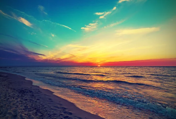 日落时海滩的复古照片. — 图库照片