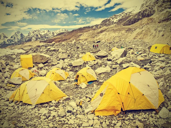 Tents in Everest Base Camp in cloudy day, Nepal, vintage retro — Stock Photo, Image