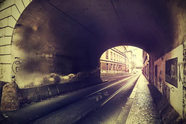 Vintage-Foto der alten europäischen Straße und Tunnel in Prag. — Stockfoto