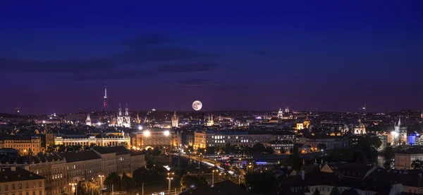 Księżyc nad miastem, Praga nocą, Republika Czeska. — Zdjęcie stockowe