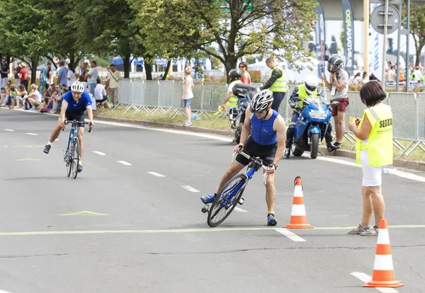 Triatletas atingindo zona de transição durante a primeira corrida Triathlon Szczecin . — Fotografia de Stock