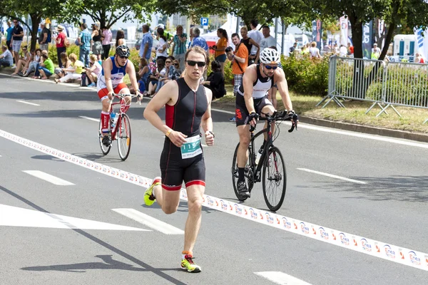 跑步和骑自行车者在第一次铁人三项赛什切青比赛期间. — 图库照片