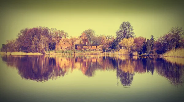 Vintage sfondo naturale del villaggio vista lago . — Foto Stock