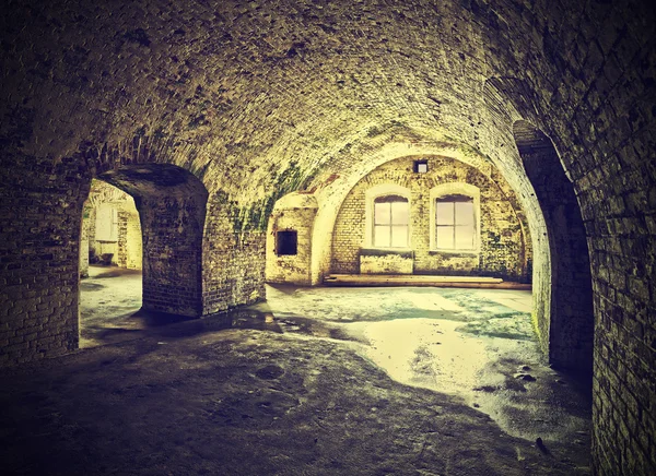 老式的地牢，复古风格的地窖里的图片. — 图库照片