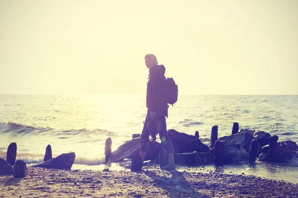 Винтажное фото девушки на пляже под солнцем . — стоковое фото
