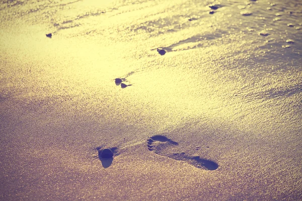 Vintage natur bakgrund av fotavtryck på sand. — Stockfoto