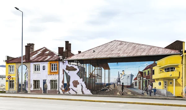 Farbenfrohe und realistische Graffiti schmücken eine der Hauptstraßen in Punta Arenas. — Stockfoto