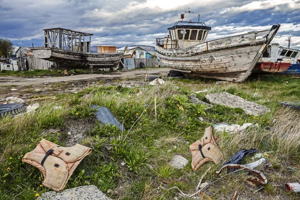 Vecchio deposito di rottami di barca — Foto Stock