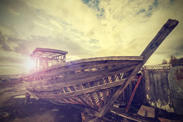 Vintage vecchia barca su Junk Yard . — Foto Stock