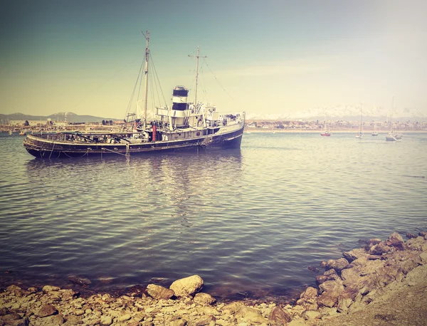 Foto vintage de restos de barcos viejos en el puerto . — Foto de Stock