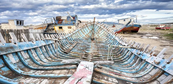 Skeppsbrott på gammal båt skrotupplag. — Stockfoto
