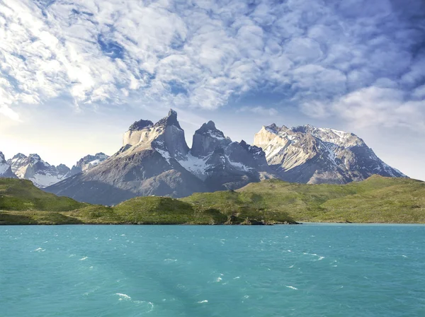 Pehoe mountain lake and Los Cuernos, Chile. — Stock Photo, Image