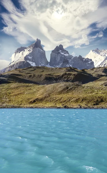 Pehoe góra jezioro i los cuernos, chile — Zdjęcie stockowe