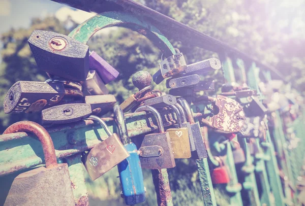 Candados en un puente, foto de estilo vintage . —  Fotos de Stock