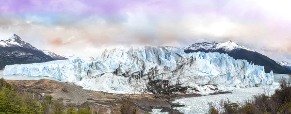 ペリト ・ モレノ氷河銀色ロス ・ グラシアレス国立公園で — ストック写真