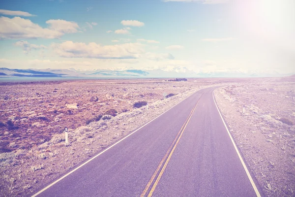 Route de campagne asphaltée avec contre-jour, style vintage — Photo