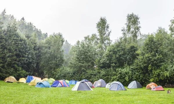 Namioty w kempingu w deszczu. — Zdjęcie stockowe