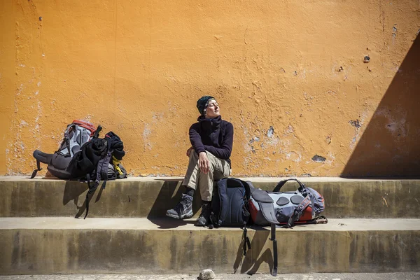 Chica esperando con mochilas en el sol . —  Fotos de Stock