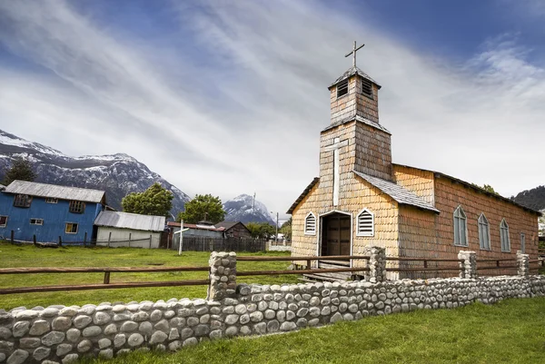 Chiesa in legno nella campagna cilena . — Foto Stock