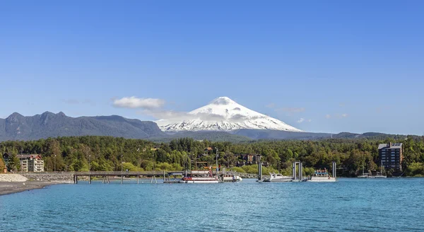 Lago en Pucón y Volcán cubierto de nieve Villarica, Chile . — Foto de Stock